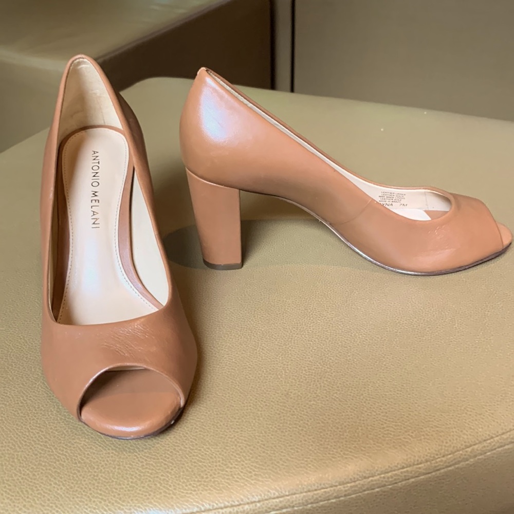 Classy, beige/luggage pump.